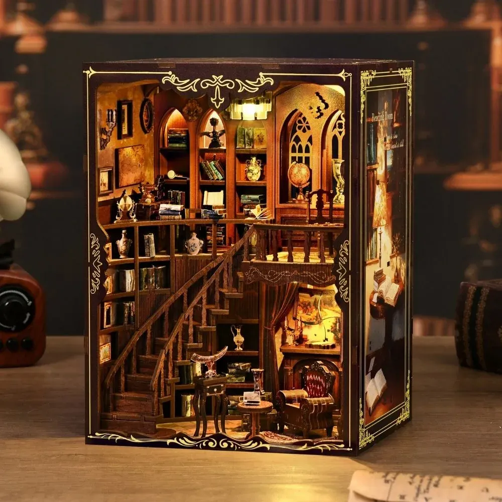 Book nook Bibliothèque de Rimes Anciennes illuminé entre des livres