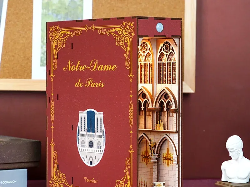 Book nook Façade de cathédrale parisienne