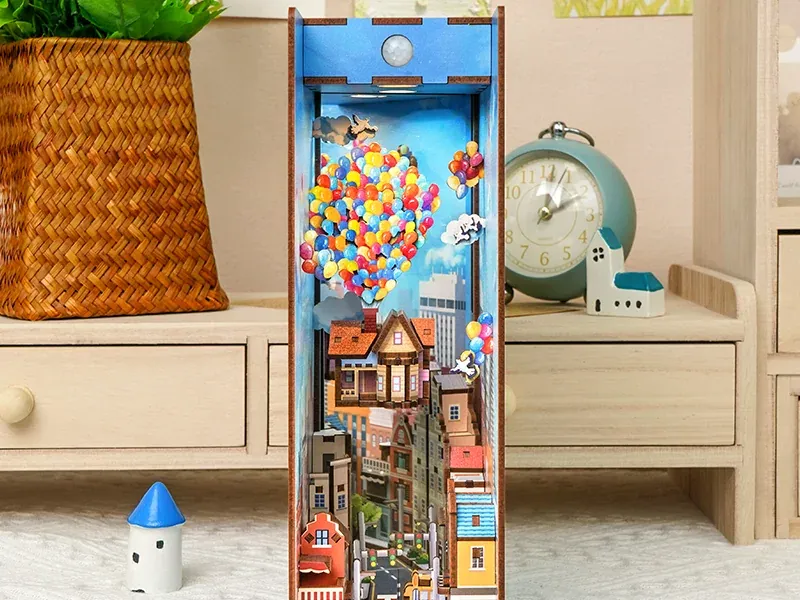 Book nook Maison volante facon film d'animation : photo 2 du diorama