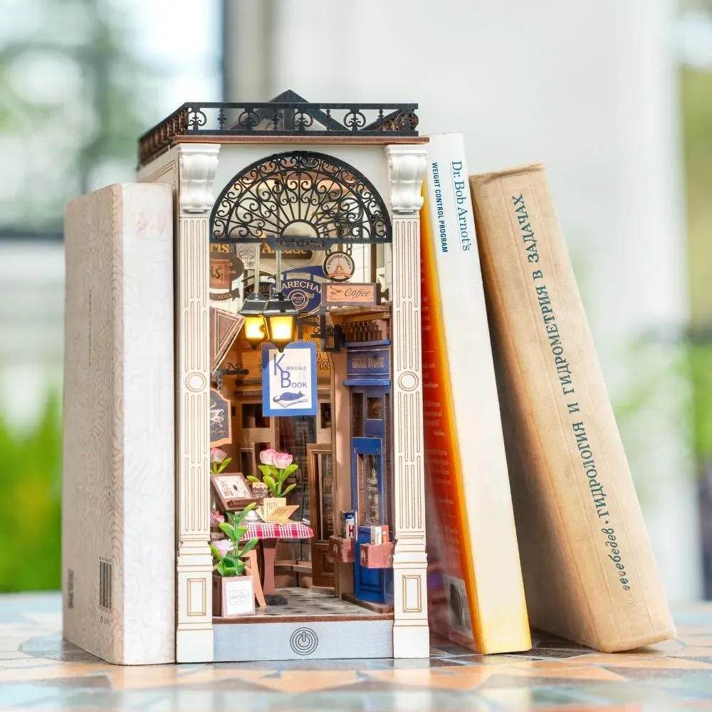 Book nook Rencontre à l’Arcade : photo 2 du diorama