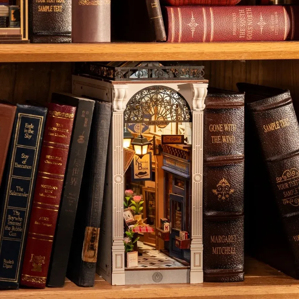 Book nook Rencontre à l’Arcade : photo 3 du diorama