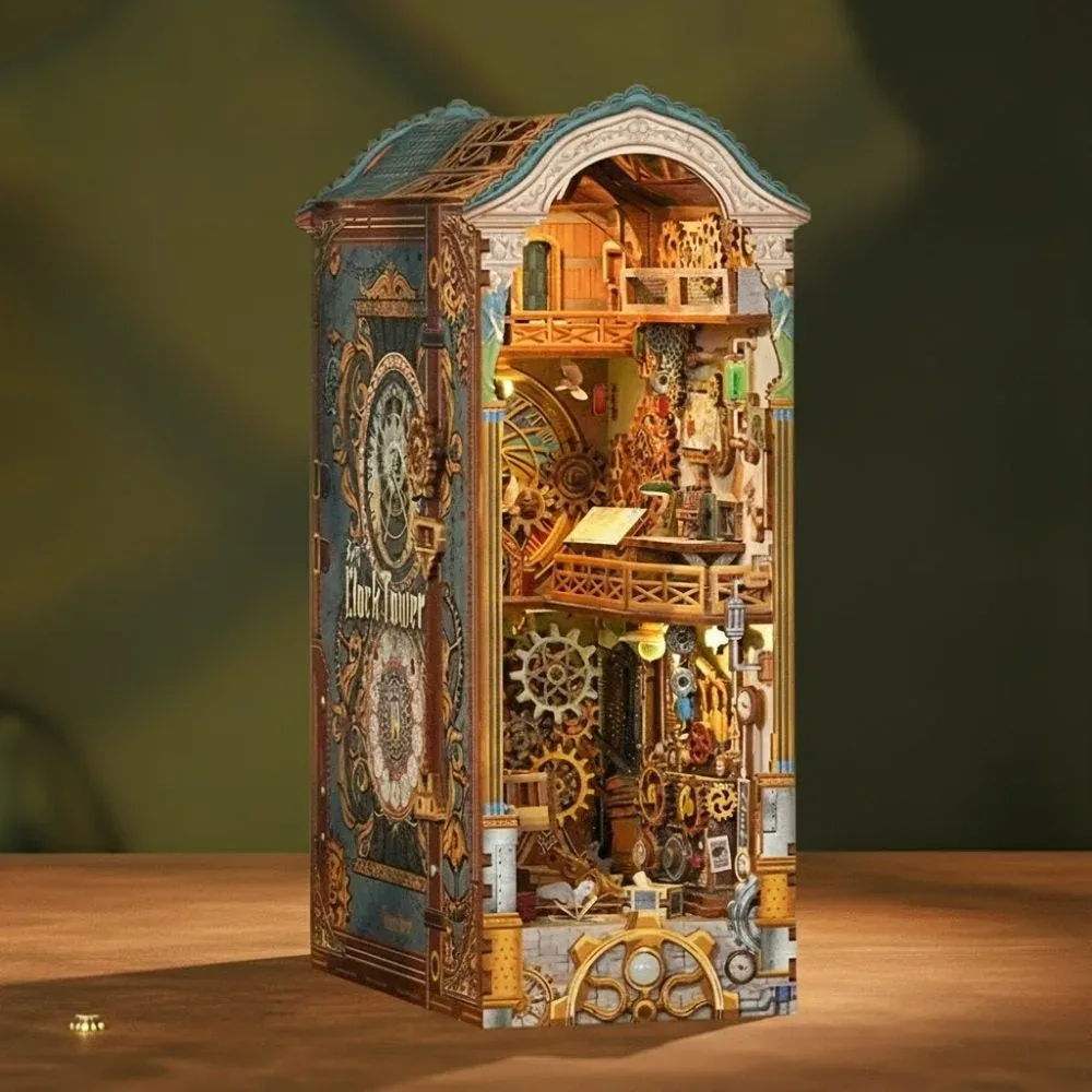 Book nook Tour de l'Horloge illuminé entre des livres