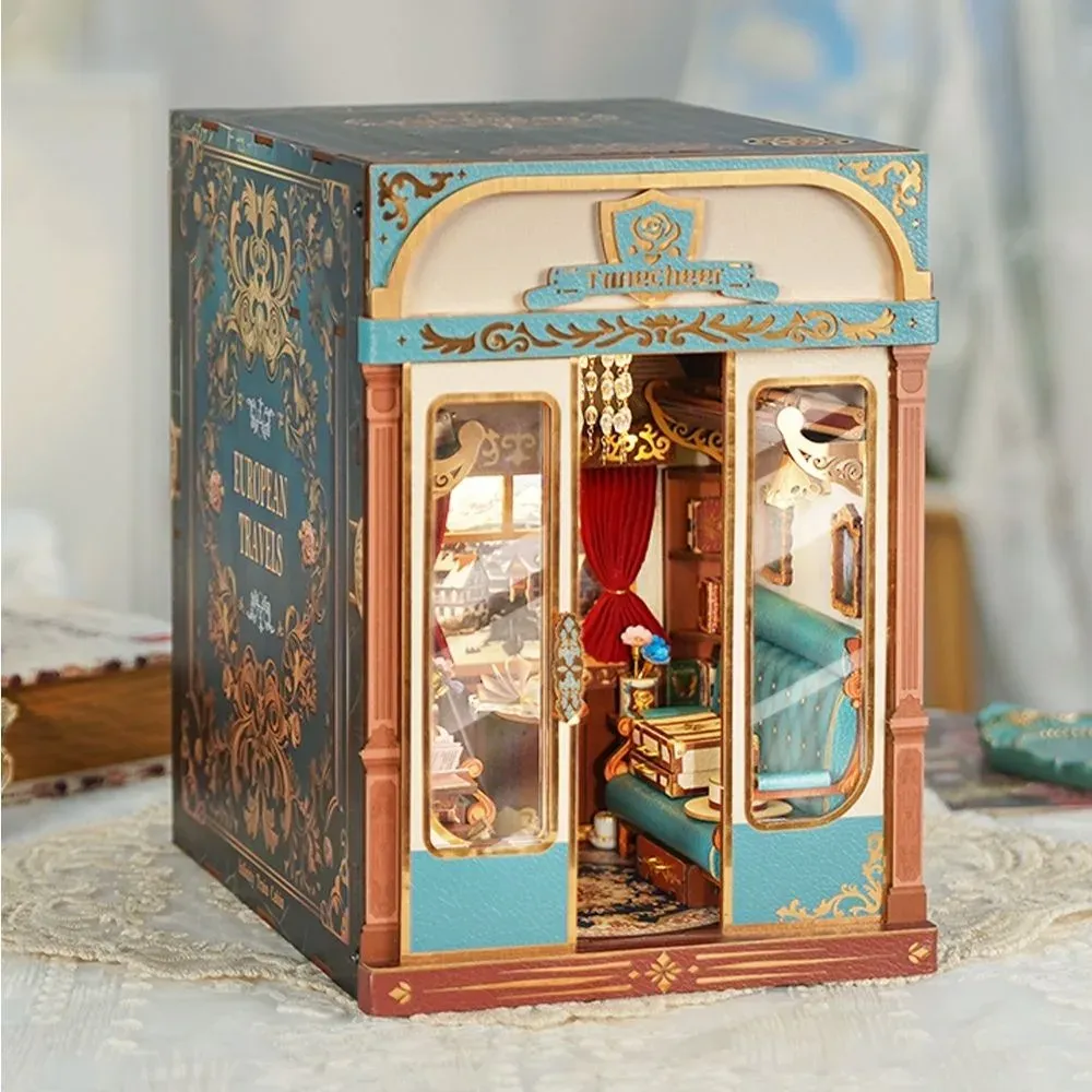Book nook Voyage Européen illuminé entre des livres