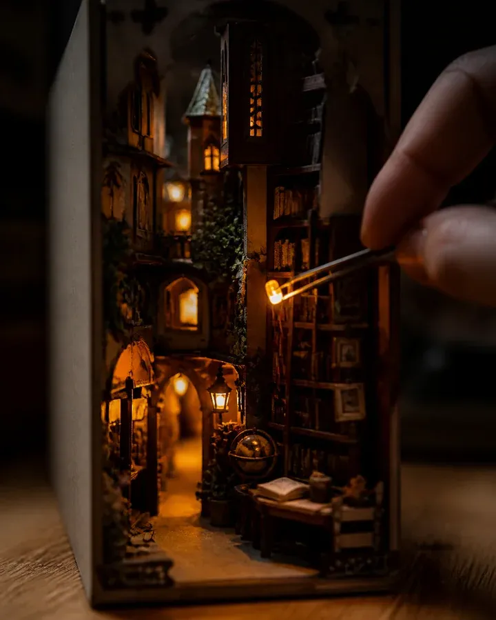 Étape 3 : installation du module LED dans le book nook